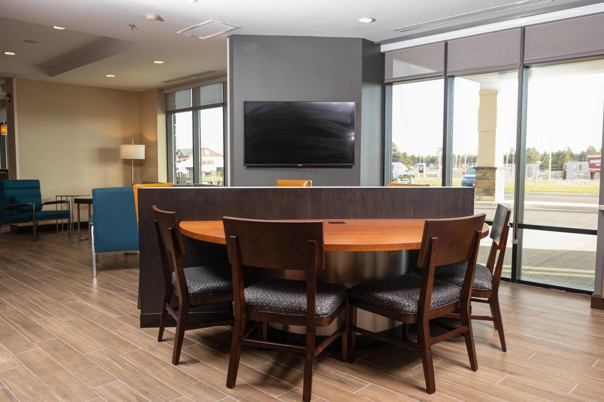 Towneplace Suites By Marriott Petawawa Bagian luar foto